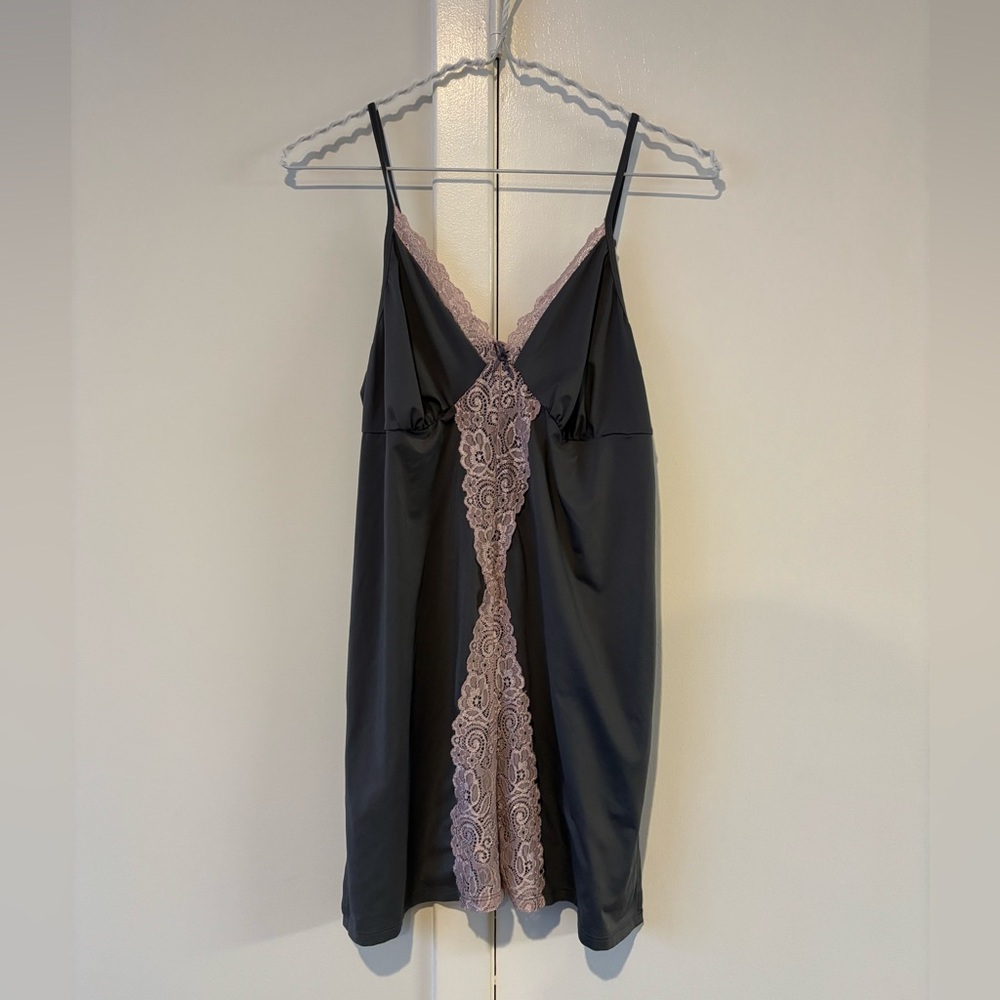 LA VIE EN ROSE Gray and Pink Lace Chemise
